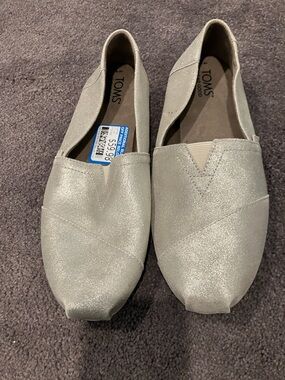 NWT metallic Toms